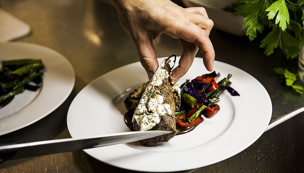 Chevréöverbakad lammfilé med rödvinsreduktion samt syltad tomat med korint. - 111