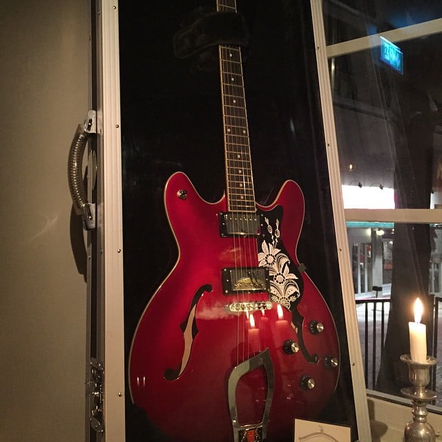 Tittar till gitarren en sväng. Den mår bra - 10890873 1576846559195685 1140408558 n