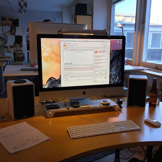 Bara en liten hög med papper kvar, sen är jag nog klar för dagen och skrivbordet är lika tomt som samvetet är rent - 10899367 1515108232104357 1940263095 n