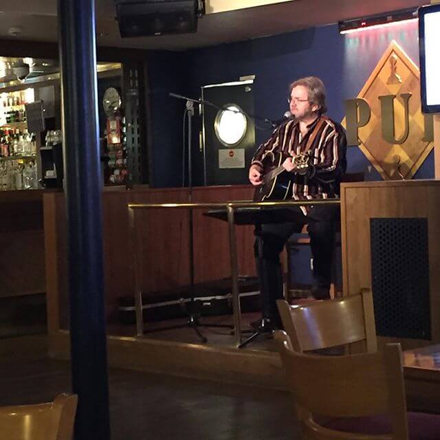 Är nog ganska tråkigt att trubadura i en tom lokal på en båt. Var inte så briljant bra heller vilket till viss del kan förklara den tomma lokalen - 12093737 900327153368832 1337237514 n