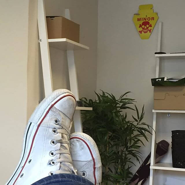 Fredagsmys på kontoret. Med fötterna på bordet ger man ett extra seriöst intryck - 12139604 963059953762807 1813763402 n