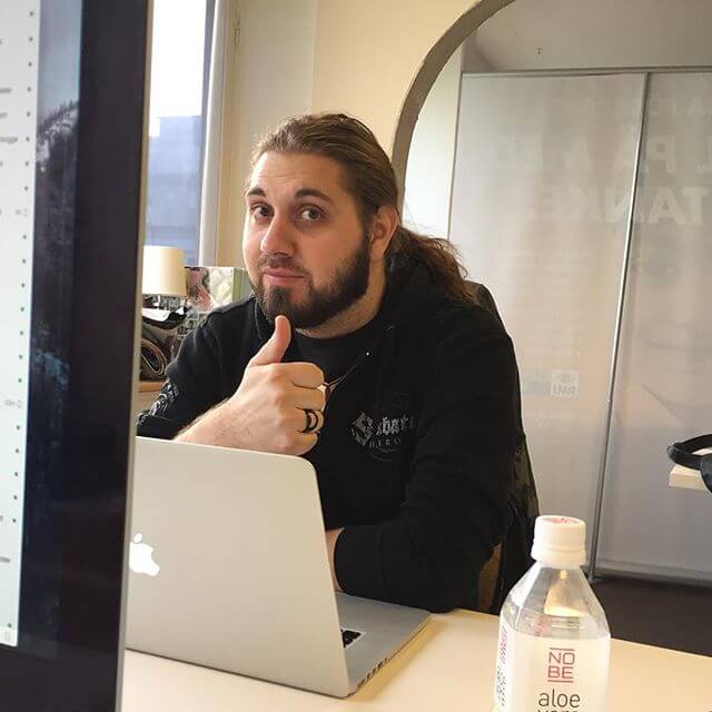 Ibland när man kollar riktigt noga bakom sin dator så sitter det en rockstjärna där och fån-flinar. Men bara ibland - 12142671 1629475617320868 77105114 n