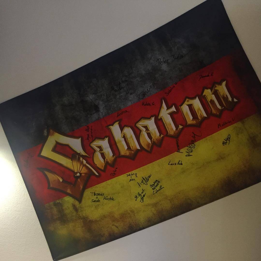 Stoltheten och kärleken över att få en tysk flagga signerad av deras fanclub på väggen - 1472127678