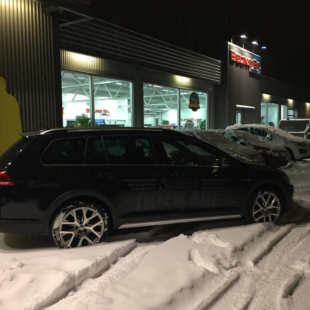 I går var jag i Avesta och föreläste lite för ett glatt gäng på Landrins Bil. Golfen fick såklart stå utanför entrén. @bilmetro - 1478773612