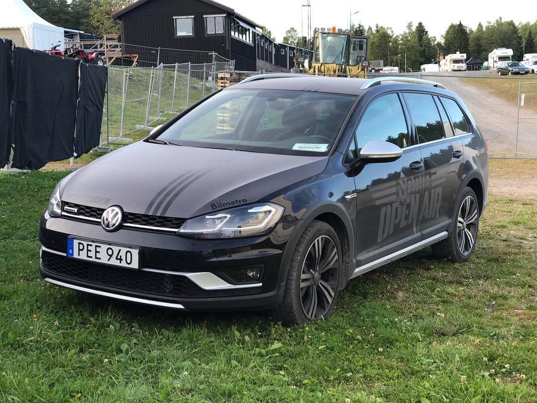 What's black & dirty at the moment, but always runs like a charm? The 2017 edition of the Official Hard Rock Car of course!
Thanks to @bilmetro & @volkswagensverige for great support! - 1502831482