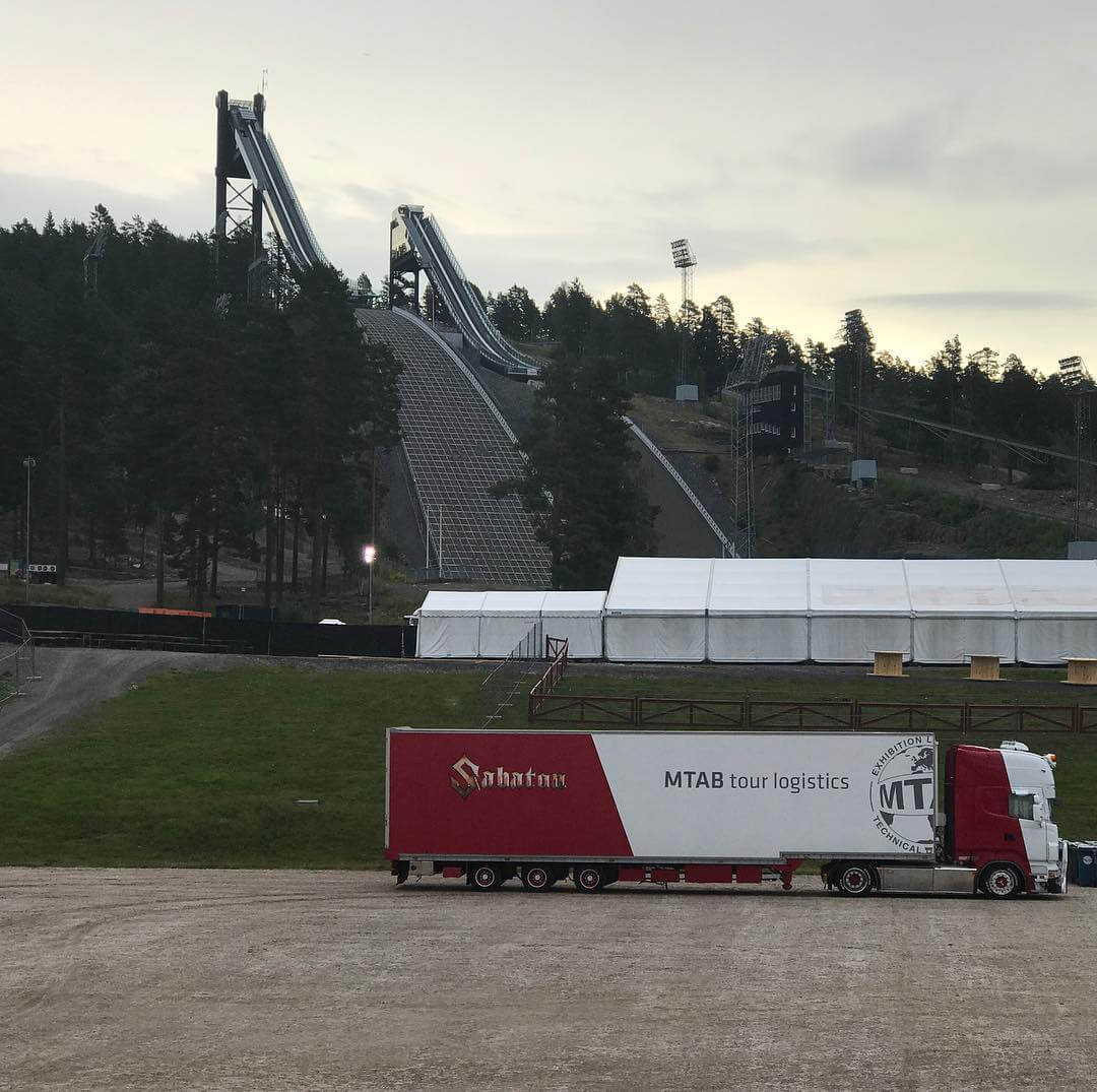 It's 06.41 and someone parked a truck here during the night. Wonder what's going on... - 1502858506