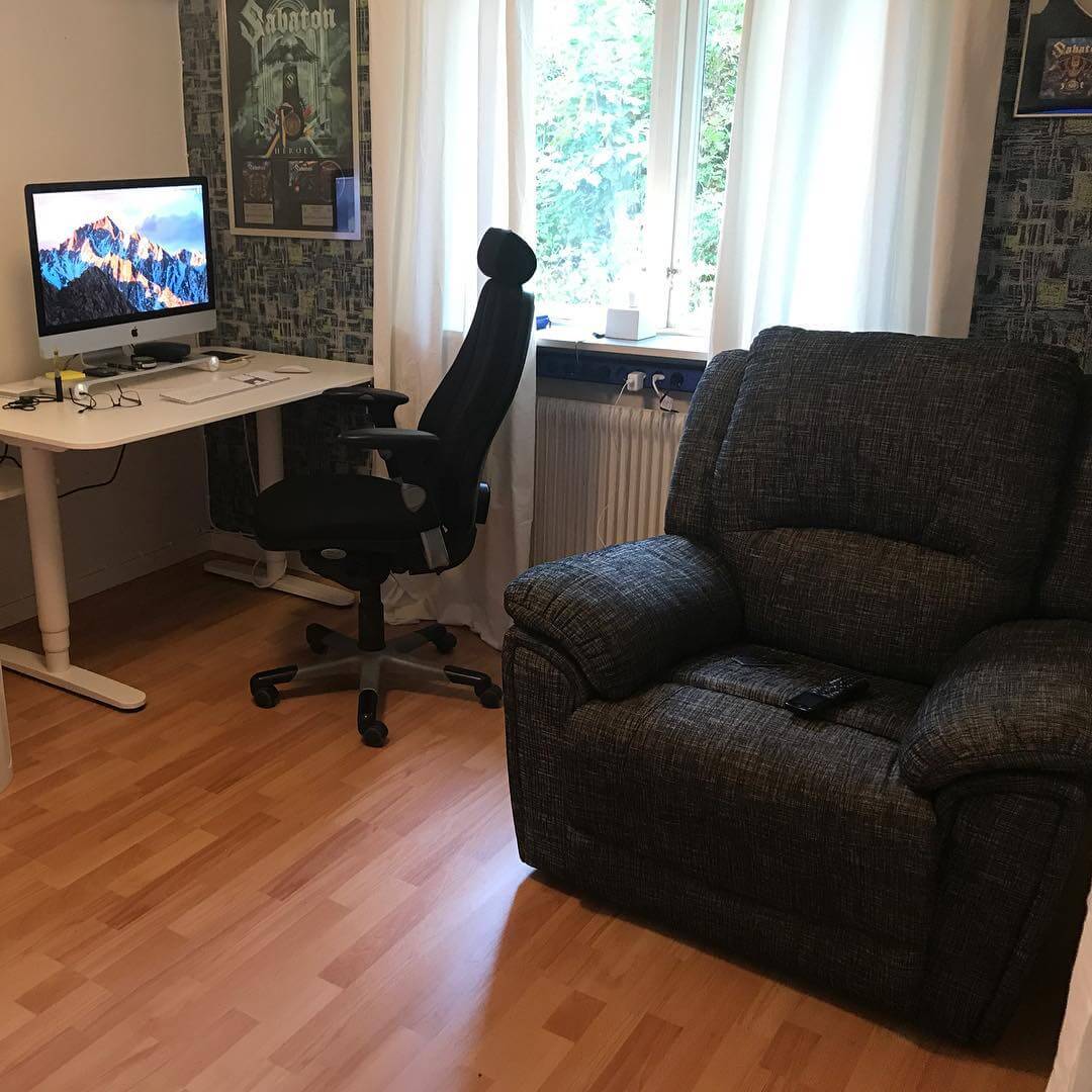 Kontor och relax i samma rum. Nya sköna fåtöljen från Backlunds i Linghed är nu invigd med Whitney-dokumentären på Netflix. Grymt bra! - 1506256349