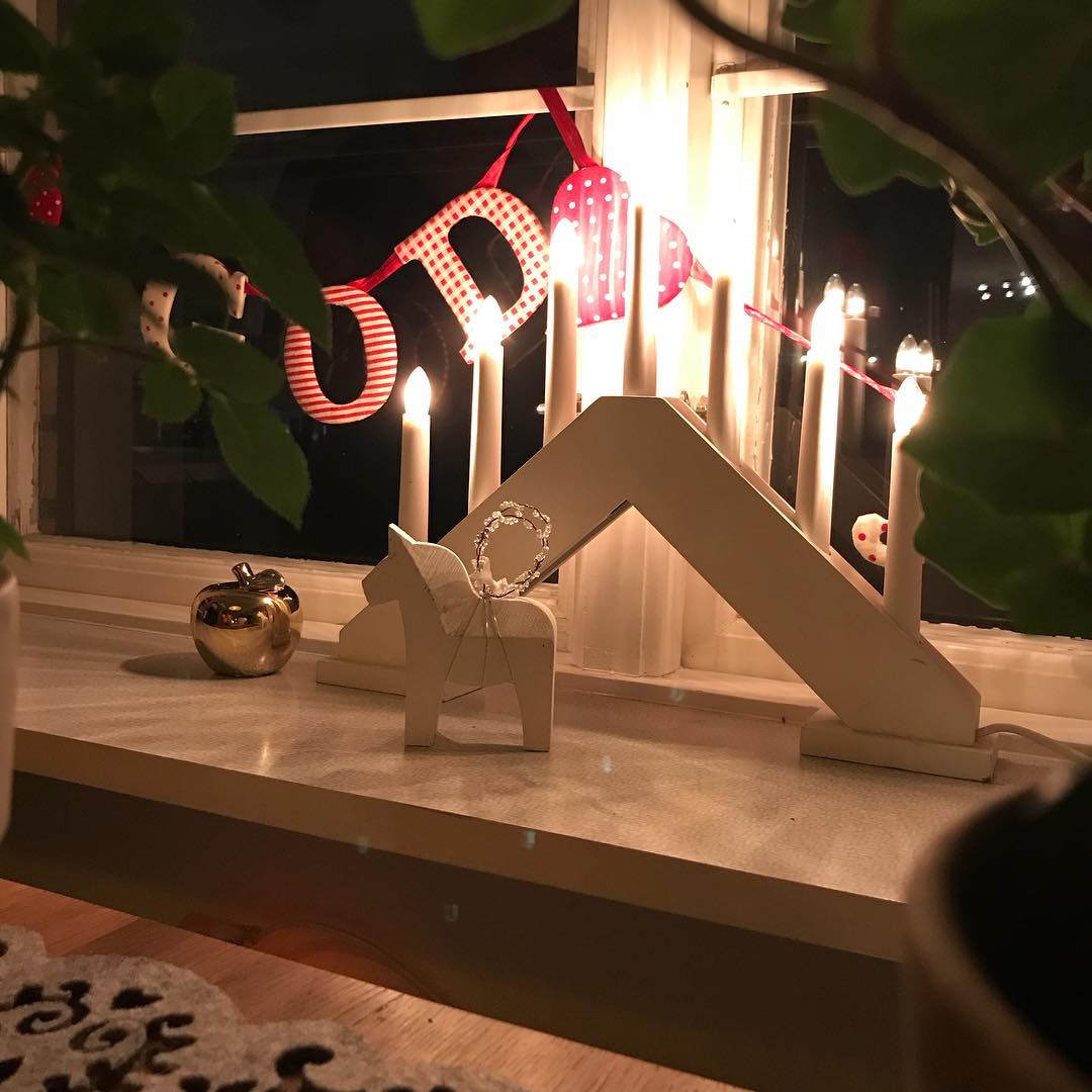 Nu är det (tydligen) jul igen. @knappare bärsärk igen med pyntet! Eller så har det med morgondagens filmande med @couvert.se & @squidpop_produktion att göra? - 1511542807